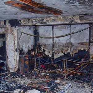 A casa onde residem Rogério Alves e Cláudia Baronesa, pais do cantor MC Gui, sofreu um incêndio de grandes proporções na manhã deste domingo (12)