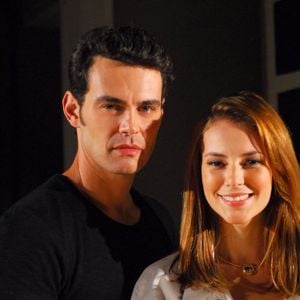 Já em 'Cama de Gato' (2009), Carmo Dalla Vecchia apareceu com o cabelo curto e porte de galã