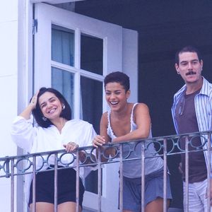De cabelo curtinho, Bella Campos surgiu sorridente na varanda do Copacabana Palace enquanto admirava a movimentação dos fãs de Shakira