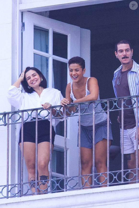 De cabelo curtinho, Bella Campos surgiu sorridente na varanda do Copacabana Palace enquanto admirava a movimentação dos fãs de Shakira