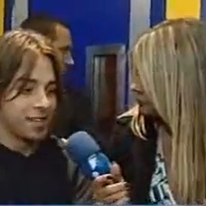De acordo com a Revista Quem, a entrevista de Junior Lima e Monique Evans aconteceu em 2001, reunindo o então adolescente cantor e a apresentadora em uma conversa descontraída dentro de uma banheira