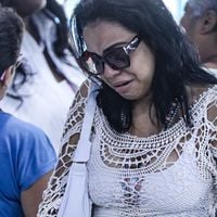 Corpo coberto com bandeira da Portela, emoção e choro: velório de Gilsinho, intérprete de sambas do carnaval, reúne família e amigos