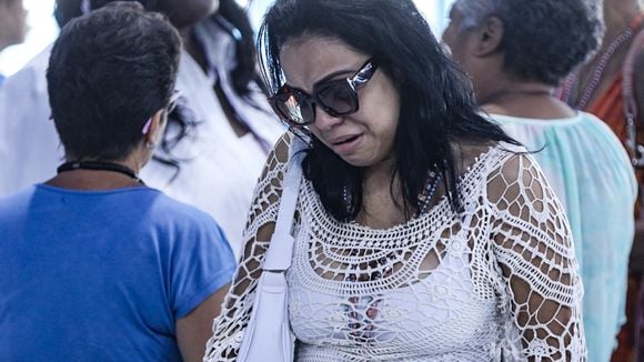 Corpo coberto com bandeira da Portela, emoção e choro: velório de Gilsinho, intérprete de sambas do carnaval, reúne família e amigos