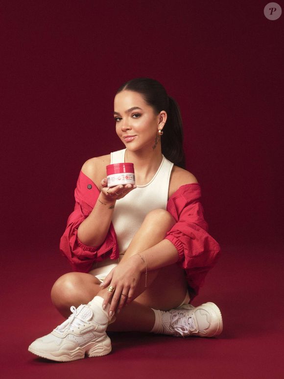 Mel Maia lidera a chamada campanha Geração Cereja, um movimento que propõe ampliar o conceito de autocuidado para além do skincare, inserindo os cuidados com o ciclo menstrual na rotina de selfcare.
