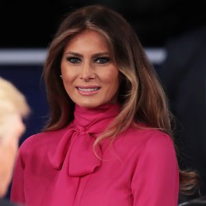 Em 2016, Melania Trump foi vista usando uma blusa rosa vibrante que chamou a atenção dos usuários na web.