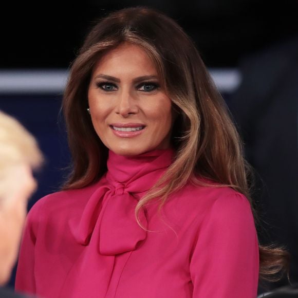 Em 2016, Melania Trump foi vista usando uma blusa rosa vibrante que chamou a atenção dos usuários na web.