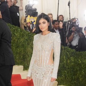 Kylie Jenner  atribui mudanças corporais ao ganho de peso ou uso de cintas modeladoras
