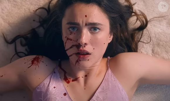 Mais jovem, personagem de Demi Moore no filme 'A Substância' é interpretada por Margaret Qualley