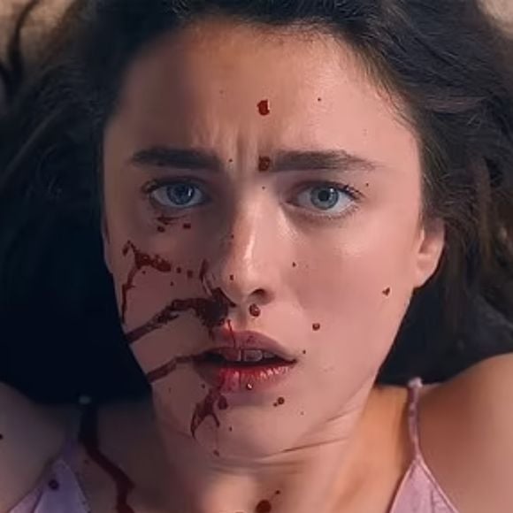 Mais jovem, personagem de Demi Moore no filme 'A Substância' é interpretada por Margaret Qualley