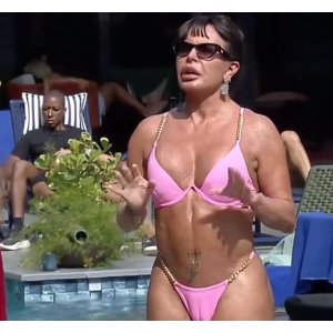 Gretchen: enquanto curtia uma tarde de sol de biquíni, internautas não tiraram o olho das partes íntimas da rainha do rebolado