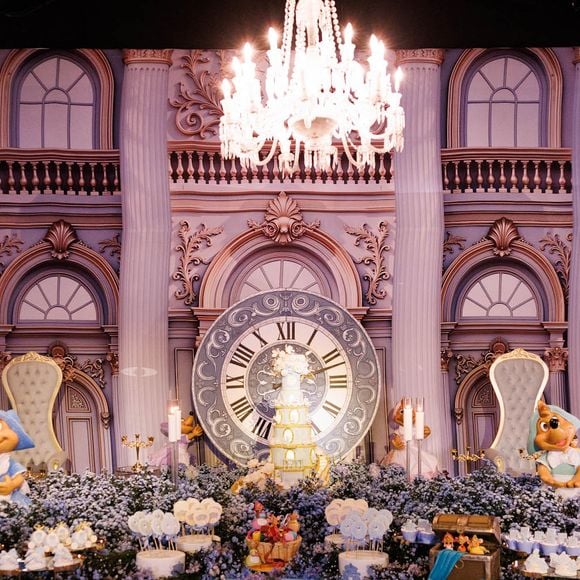 A mesa do bolo da festa da filha de Zezé Di Camargo e Graciele Lacerda