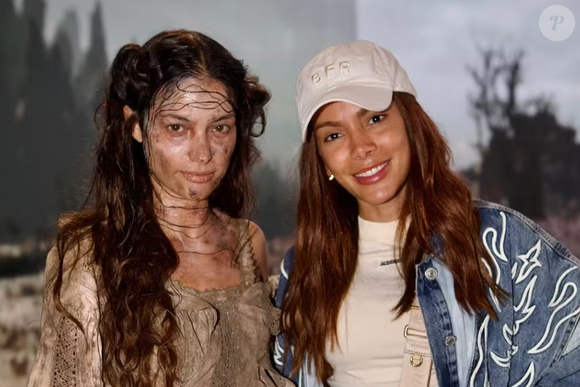 Cynthia Aparecida ao lado de Anitta nos bastidores do filme 'Nosso Lar 3'