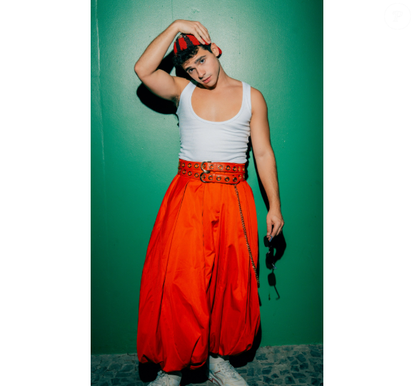 João Victor Gonçalves, o Mau mau, de 'Quem ama cuida', postou várias fotos do seu figurino antes de ir para o Rock in Rio