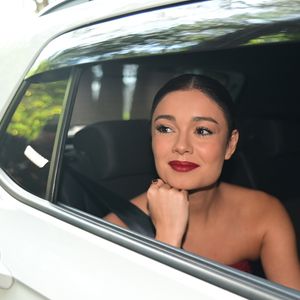 Sophie Charlotte apostou em um vestido tomara que caia para a festa, apesar de não ter mostrado a peça