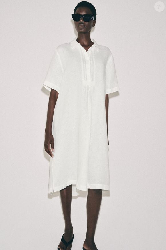 O vestido camisa de linho da Zara traduz o minimalismo japonês com uma proposta leve e sofisticada, combinando modelagem soltinha, gola com lapela, mangas curtas e fechamento frontal por botões. O modelo custa R$ 439,00