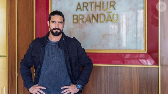 Heitor (Renato Góes) vai aparecer para a família Brandão no capítulo de 17 de outubro da novela 'Quem Ama Cuida'
