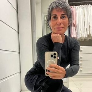 Gloria Pires está atualmente com 61 anos e impressiona a web com sua boa forma e saúde