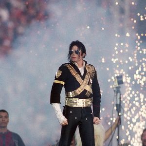 Conhecido como Rei do Pop, artista transformou a indústria musical e segue gerando receitas milionárias mesmo após a morte