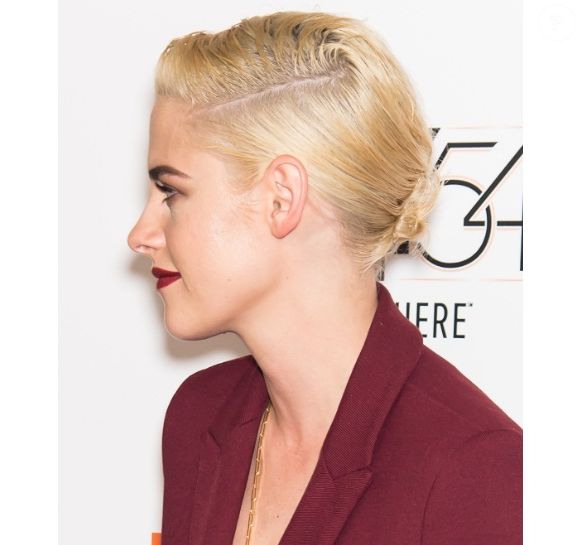 Kristen Stewart deixou o cabelo curto mais chique com coque baixo