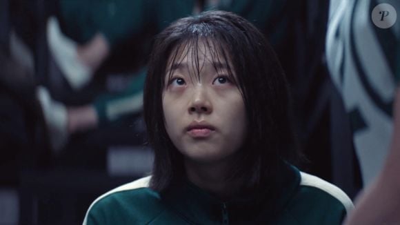 Young-mi morre no terceiro jogo, quando esbarra em um concorrente e não consegue chegar à sala com seu grupo