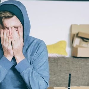 Estudos da psicologia afirmam que ficar enganando os outros com uma versão falsa de si mesmo, pode acarretar em níveis severos de solidão, depressão e uma imensa sensação de vazio.