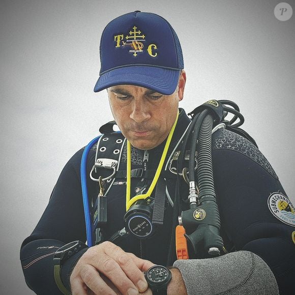 Tom Place criou um perfil no Instagram onde mostra suas buscas com aparelhos de mergulho, ímãs e ajuda especializada