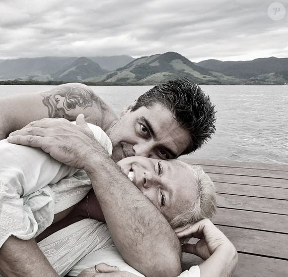 Junno Andrade compartilhou uma série de fotos da intimidade com Xuxa Meneghel