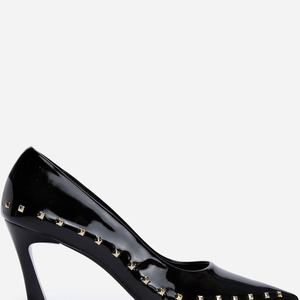 O scarpin preto com tachas metálicas adiciona atitude e personalidade ao visual sem perder a elegância