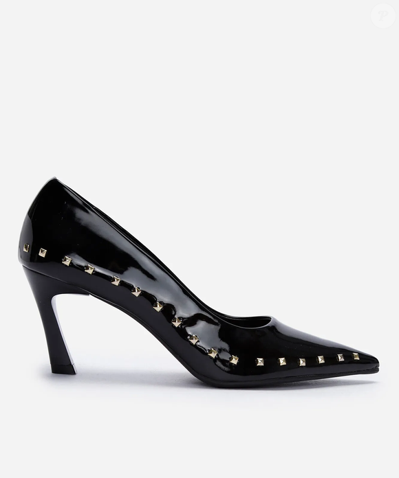 O scarpin preto com tachas metálicas adiciona atitude e personalidade ao visual sem perder a elegância