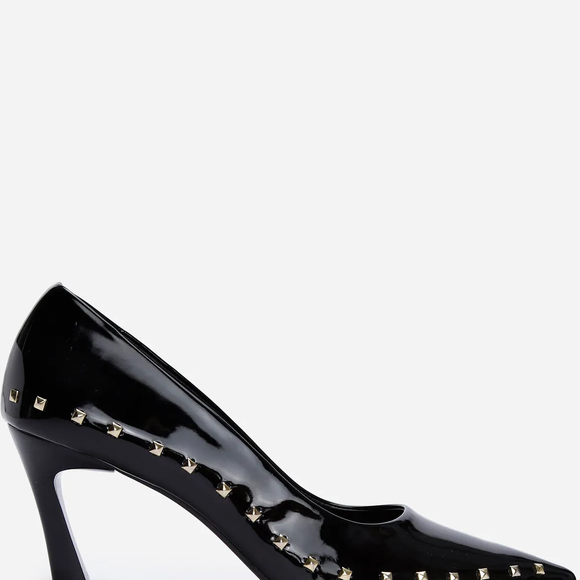 O scarpin preto com tachas metálicas adiciona atitude e personalidade ao visual sem perder a elegância