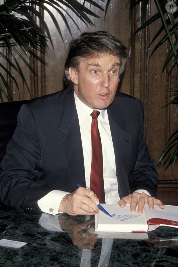 1990: Donald Trump em sessões de autógrafo do seu livro 'Surviving at the Top'