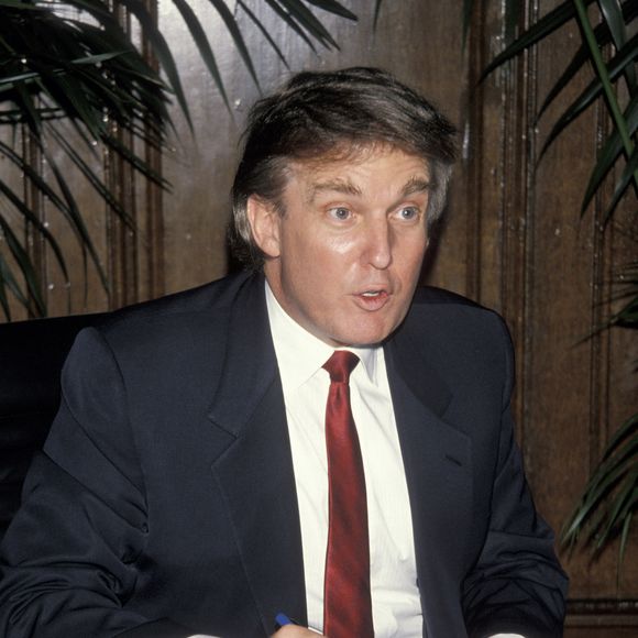 1990: Donald Trump em sessões de autógrafo do seu livro 'Surviving at the Top'