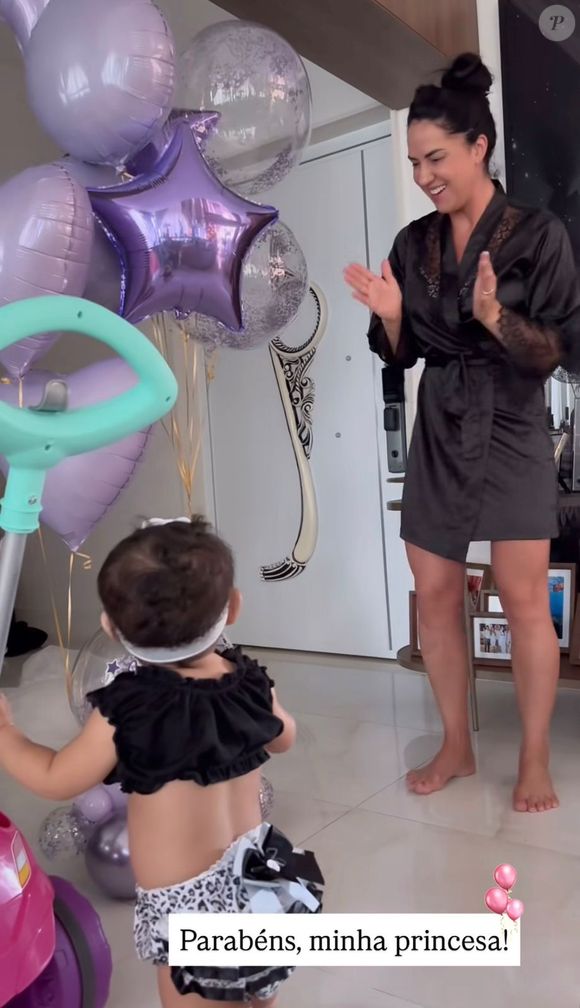 A filha de Graciele Lacerda com Zezé Di Camargo também ganhou uma surpresa em casa: balões roxos customizados