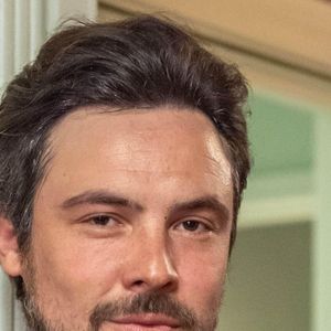 Sergio Guizé assinou acordo com a Globo para gravar Êta Mundo Melhor apenas nos dias de semana, assim como acontece com Antonio Fagundes