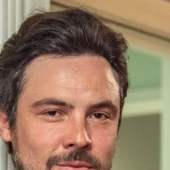 Sergio Guizé assinou acordo com a Globo para gravar Êta Mundo Melhor apenas nos dias de semana, assim como acontece com Antonio Fagundes