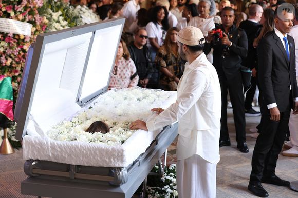 Bastante emocionado, Francisco Gil ficou alguns minutos diante do caixão de Preta Gil no velório da mãe