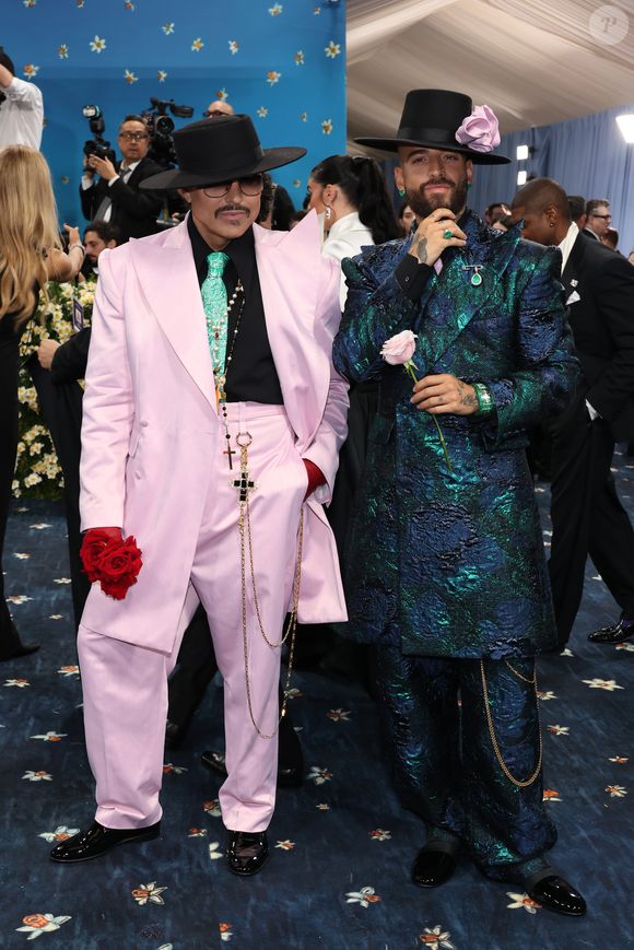 Ai, Maluma baby! O cantor chega ao Met Gala 2025 vestido e acompanhado pelo designer do momento, Willy Chavarria