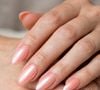 Entre as apostas para a primavera de 2026, o coral pastel aparece combinado ao efeito glaseado, uma opção para quem busca brilho suave e visual sofisticado nas unhas