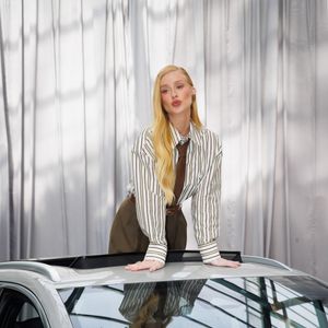 Marina Ruy Barbosa roubou a cena com camisa de listras verticais e calça social em evento da BYD Auto Brasil