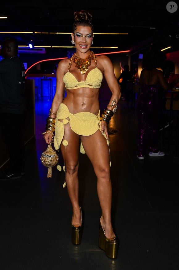 Com um salto plataforma gigantesco, Jaquelline Grohalski apostou em um look mínimo amarelo em crochê