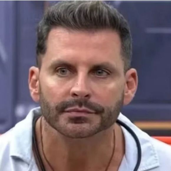 Globo toma decisão de manter o vínculo contratual com Henri Castelli; ator receberá cachê