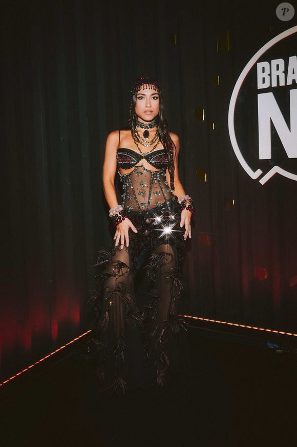 Antonia Braz foi uma das fashionistas que amou usar o headpiece e usou o acessório em dias diferentes do desfile