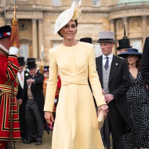 Kate Middleton costuma usar a moda de forma estratégica, e repetiu recentemente este look amarelo manteiga em um evento.