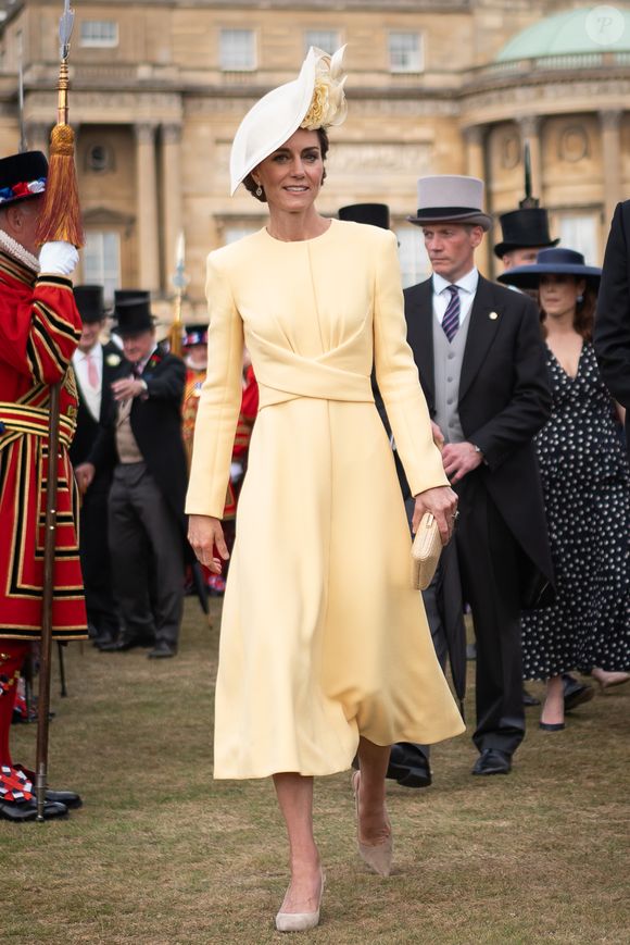 Kate Middleton costuma usar a moda de forma estratégica, e repetiu recentemente este look amarelo manteiga em um evento.