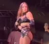 Nem fofa, nem paciente! Anitta dá bronca em fã que invadiu palco durante show de Réveillon e divide opiniões na web: 'Desrespeito'