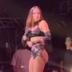 Nem fofa, nem paciente! Anitta dá bronca em fã que invadiu palco durante show de Réveillon e divide opiniões na web: 'Desrespeito'