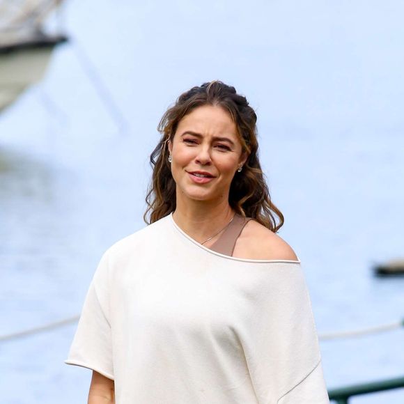 Após superar o alcoolismo, Heleninha abre galeria de arte e conquista elogios de personagem da Tomorrow em 'Vale Tudo'