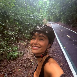 Hoje aos 45 anos, Sabrina Sato se mantém ativa praticando diversos esportes, incluindo a corrida, boxe, spinning e musculação