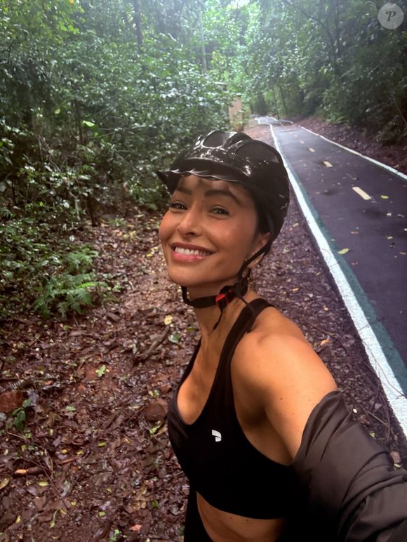 Hoje aos 45 anos, Sabrina Sato se mantém ativa praticando diversos esportes, incluindo a corrida, boxe, spinning e musculação