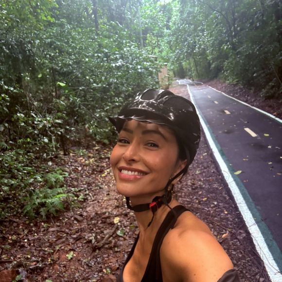 Hoje aos 45 anos, Sabrina Sato se mantém ativa praticando diversos esportes, incluindo a corrida, boxe, spinning e musculação